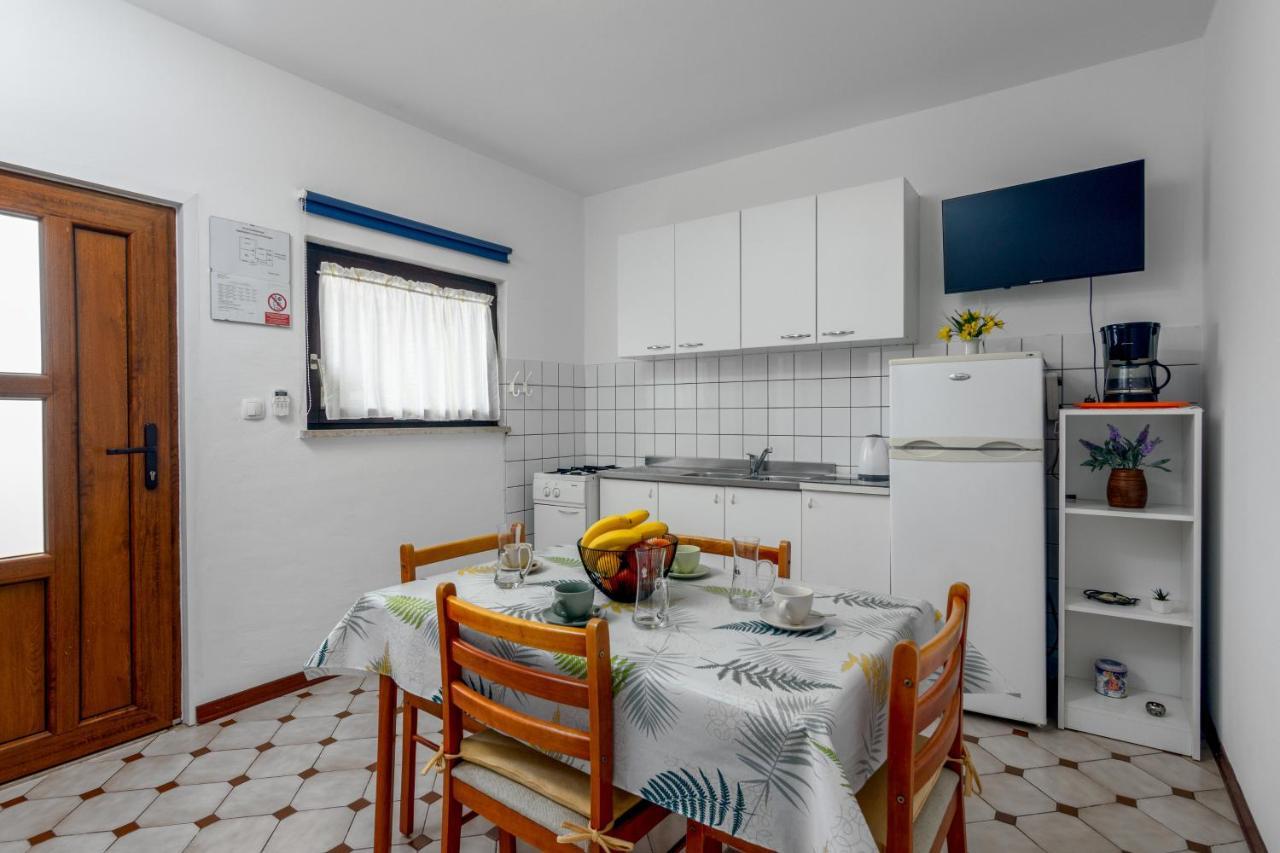 Family Friendly Apartments With A Swimming Pool Valbandon, Fazana - 2201 Štinjan Exterior foto